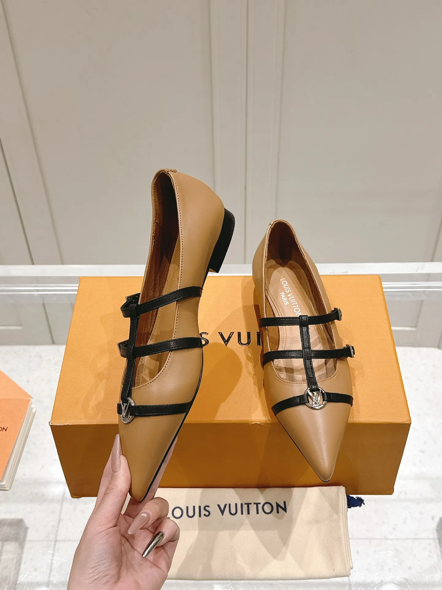👟👟Ex-factory price 680👟👟 L V➕ Murakami Takashi co-branded series top quality louis vuitton ss25 new arrival～ LV.2025 spring and summer series｜new pointed toe high heels🆕 The small pointed toe of the eagle is matched with a hollow leather strip and a small square buckle to adjust the tightness, and the LV hardware "logo" is embellished, and the details and texture are particularly high-end! The sharp styling effect is a visual feast💯It is difficult to conceal the elegant temperament of LV. It is easy to wear, comfortable, sexy and exquisite ~ Grade A sheepskin lining is soft and breathable. The genuine leather outsole imported from Italy is easy to wear and will not tire your feet. Size: 35-40 (41 customized items are non-refundable)